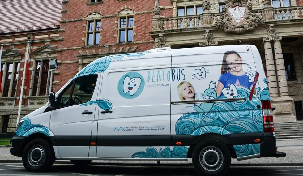 Dentobus ponownie odwiedzi Bydgoszcz. Bezpłatne badania stomatologiczne dla dzieci i młodzieży